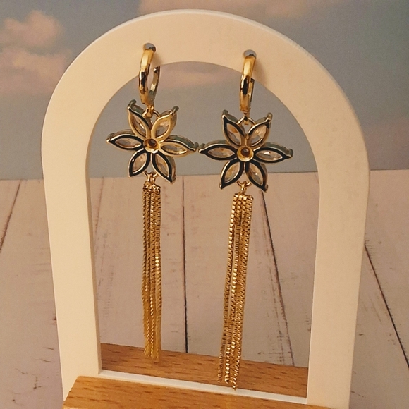 Pretty Bird Golden Hour Drop Earrings – Champagne Sparkle & Luxe Flow - Picture 6 of 11